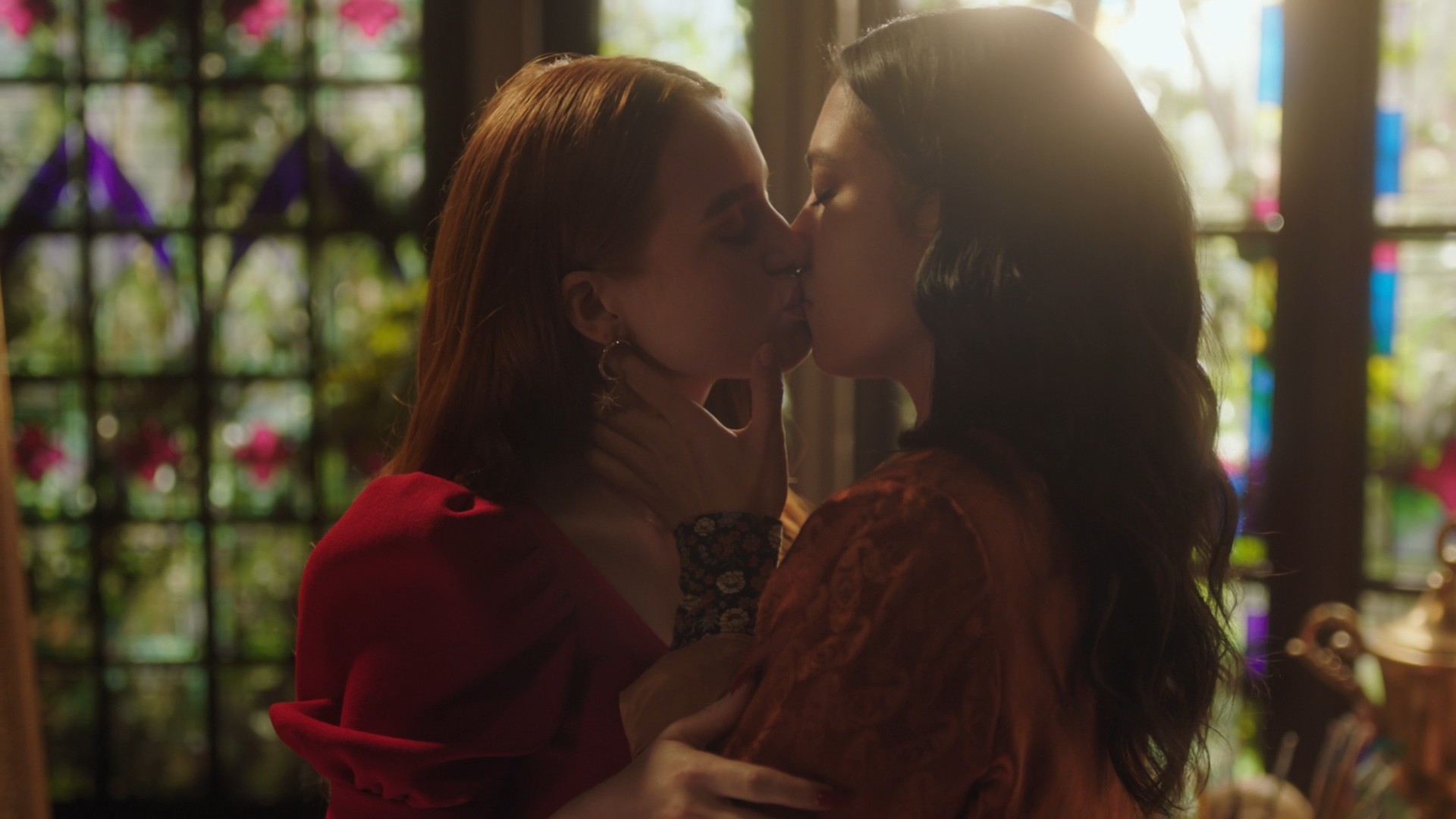 Madelaine petsch kiss